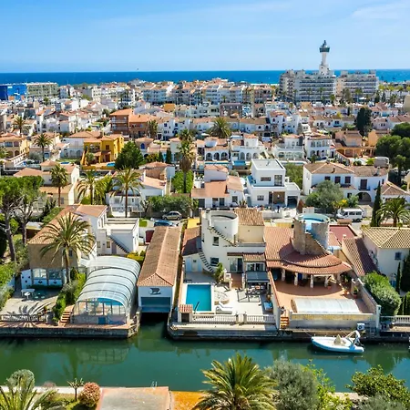 Holiday home Near River Empuriabrava